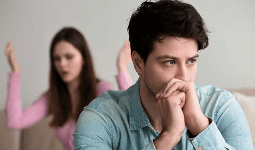 Guardar silencio para evitar discusiones puede estar relacionado a experiencias de la infancia.