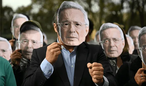 Uribe, líder del Centro Democrático, enfrenta su condena tras 13 años de juicio. Foto: AFP Álvaro Uribe - Colombia - Sentencia Álvaro Uribe