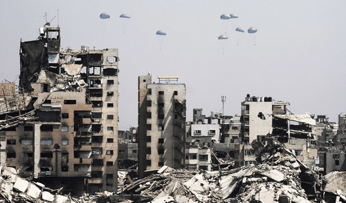 Ataque israelí deja al menos 20 muertos y 45 heridos cerca de puntos de ayuda humanitaria en Gaza