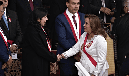 Dina Boluarte saluda a Janet Tello de una manera bastante fría. Foto: Jhon Reyes Dina Boluarte saluda a Janet Tello de una manera bastante fría.