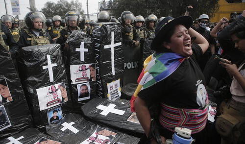 Agentes policiales bloquearon vías para impedir que manifestantes avancen por algunas calles. Foto: Marco Cotrina / La República Agentes policiales bloquearon vías para impedir que manifestantes avancen por algunas calles. Foto: Marco Cotrina / La República