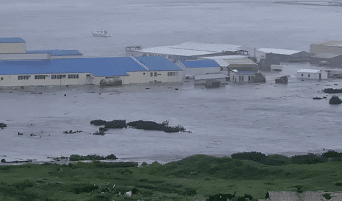 Varios edificios quedaron bajo el agua tras el devastador terremoto de Rusia. Varios edificios quedaron bajo el agua tras el devastador terremoto de Rusia.
