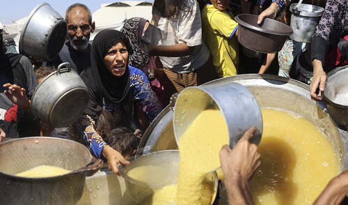 Human Rights Watch denunció que las fuerzas israelíes convierten la distribución de ayuda en Gaza en un "baño de sangre". Foto: composición LR/AFP Los centros de distribución de ayuda de Israel en Gaza son una "trampa mortal" apoyada por EE. UU., denuncia HRW