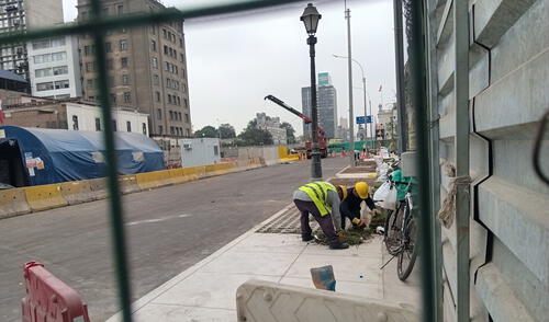 Obreros trabajan en los últimos detalles del Paseo Colón. Crédito: Carlos Contreras.