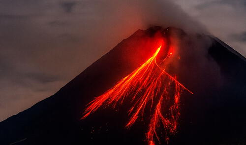 Indonesia reactiva alerta máxima por erupción en volcán del monte Lewotobi Laki Laki