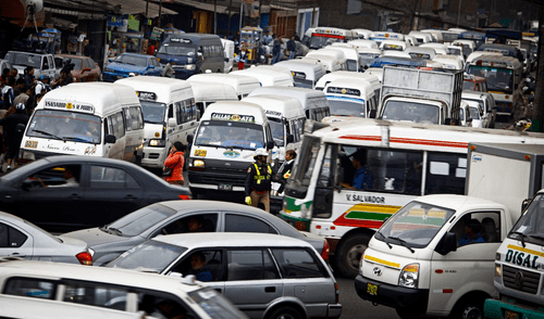 El transporte informal en Lima es uno de los principales factores que contribuyen a la congestión vehicular. Foto: Renato Pajuelo / La República