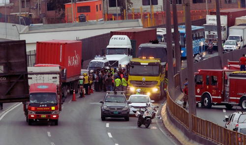 Bomberos tuvieron que atender emergencia desde vía contraria por congestión vehicular.