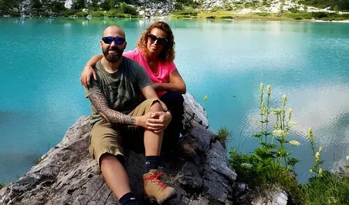 Mattia Sella colapsó tras cruzar la meta de una carrera en Thiene y murió frente a su esposa y decenas de testigos. Mattia Sella colapsó tras cruzar la meta de una carrera en Thiene y murió frente a su esposa y decenas de testigos.