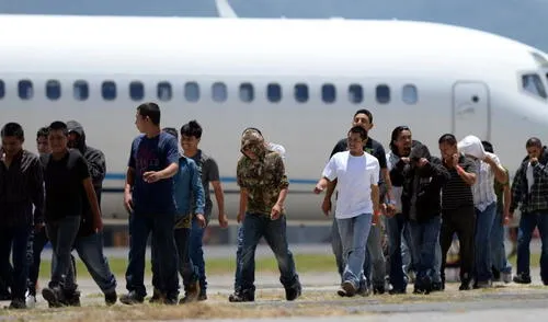 Los inmigrantes mexicanos luchan por recuperar la identidad en tierra natal.