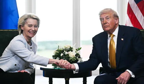 La Comisión Europea ha decidido postergar seis meses la aplicación de aranceles de represalia contra Estados Unidos para facilitar nuevas negociaciones. Foto: AFP La Comisión Europea acuerda posponer por 6 meses contramedidas arancelarias sobre Estados Unidos