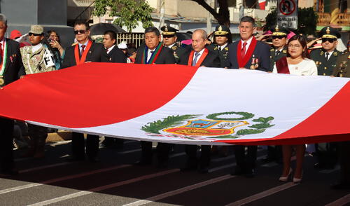 Durante la celebración, asistió a la misa y Te Deum, donde se ofreció un momento de reflexión por la libertad del país junto a autoridades locales.