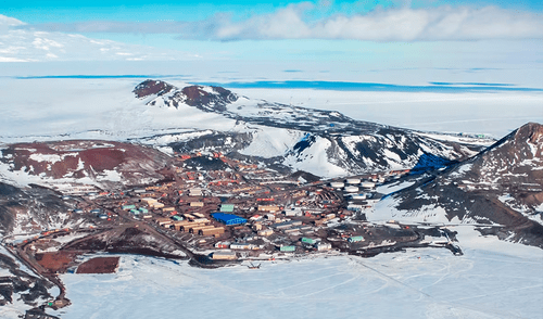 Bajo el hielo de la Antártida se esconde un paisaje que ha permanecido intacto durante millones de años. Foto: McMurdo Station Bajo el hielo de la Antártida se esconde un paisaje que ha permanecido intacto durante millones de años.