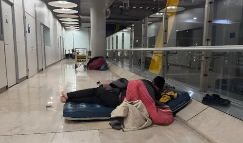 Cientos de migrantes duermen cada noche en el aeropuerto de Madrid-Barajas, víctimas de la precariedad laboral, el alto costo del alquiler y la falta de respuestas institucionales.