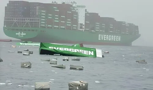 50 contenedores cayeron en la bahía del Callao desde el buque taiwanés Ever Lunar. 50 contenedores cayeron en la bahía del Callao desde el buque taiwanés Ever Lunar.
