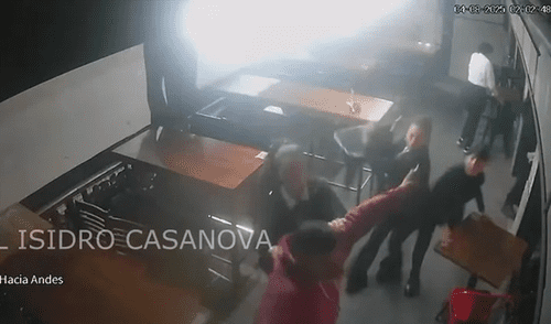 "Se querían ir sin pagar": Un policía y un profesor de artes marciales golpean brutalmente a mozas en cervecería de Argentina