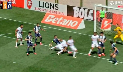 Carlos Zambrano tocó el balón con la mano en una jugada dividida. Foto: difusión Carlos Zambrano tocó el balón con la mano en una jugada dividida. Foto: difusión