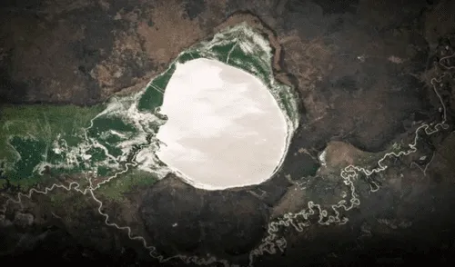 Debido a los destellos solares, el Lago Iro, visto desde la Tierra, es percibido como "un espejo gigante". Debido a los destellos solares, el Lago Iro, visto desde la Tierra, es percibido como "un espejo gigante".