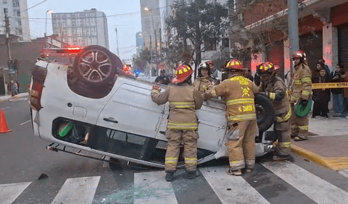 Uno de los vehículos terminó volcado tras el impacto. Foto: Marcia Chahua/LR