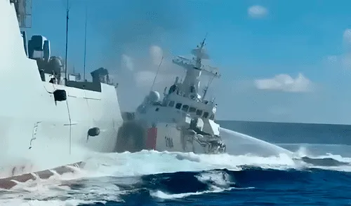 Dos buques chinos se estrellaron al realizar un persecución a un barco filipino. Dos buques chinos se estrellaron al realizar un persecución a un barco filipino.