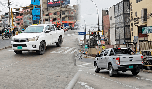 Alrededor de 20 vehículos en menos de una hora usaron los carriles exclusivos del Metropolitano en San Martín de Porres. Foto: Silvana Quiñonez Alrededor de 20 vehículos en menos de una hora usaron los carriles exclusivos del Metropolitano en San Martín de Porres. Foto: Silvana Quiñonez