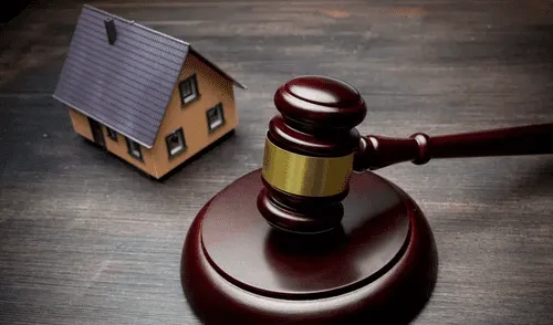 La invasión de un familiar puede denunciarse en la comisaría y, si no quiere retirarse, se puede proceder con el desalojo.