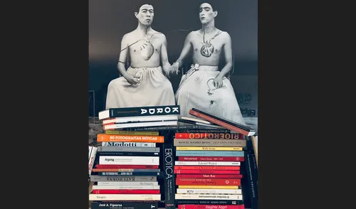 La exhibición contará también con dos fotos icónicas de “Las yeguas del apocalipsis”, colectivo de performance formado por Francisco Casas y Pedro Lemebel . Imagen: Difusión. La exhibición contará también con dos fotos icónicas de “Las yeguas del apocalipsis”, colectivo de performance formado por Francisco Casas y Pedro Lemebel . Imagen: Difusión.