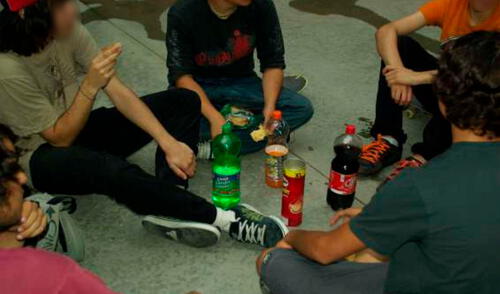 La madre se contactó con su hijo, pero se dio con la sorpresa de que estaba libando licor con sus amigos. La mujer de 40 años afirmó que su hijo sustrajo el dinero que tenía guardado en su casa.