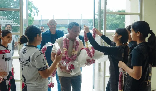 Nolberto Solano dirigirá por primera vez en el continente asiático. Foto: Federación de Pakistán Nolberto Solano recibido entre ramos de flores y elogios en la selección de Pakistán