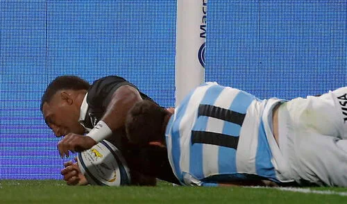 Sevu Reece anotó dos de los cinco tries en la victoria de All Blacks Sevu Reece anotó dos de los cinco tries en la victoria de All Blacks