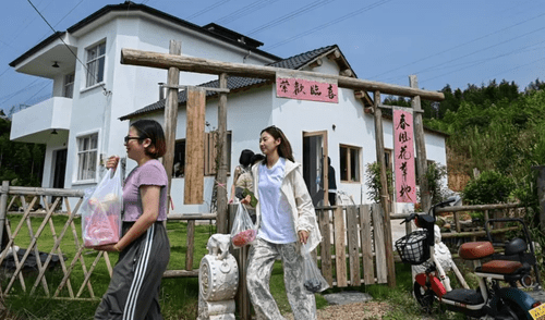 A pesar de ser acusadas de fomentar el antagonismo entre ambos sexos, ellas afirman que forman un grupo social con personas con las que comparten experiencias en común.
