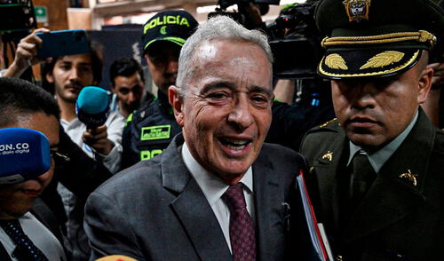La decisión se produce tras estudiar una tutela que había interpuesto la defensa del exmandatario liderada por Jaime Granados. Foto: AFP. Justicia de Colombia ordenó libertad inmediata del expresidente Álvaro Uribe Vélez mientras apela condena