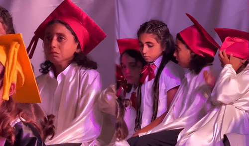 Los menores de edad gazatí rompieron en llanto durante la graduación. Los menores de edad gazatí rompieron en llanto durante la graduación.