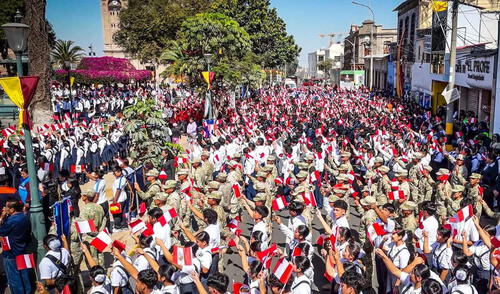 Escolares tacneños abarrotaron plaza para demostración de amor al Perú. Foto: Liz Ferrer - La República. Escolares tacneños abarrotaron plaza para demostración de amor al Perú. Foto: Liz Ferrer - La República.