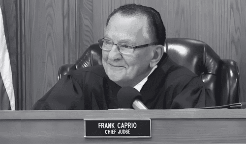 Frank Caprio se destacó por su estilo empático en el Tribunal Municipal. Su programa Caught in Providence alcanzó casi 30 millones de reproducciones.
