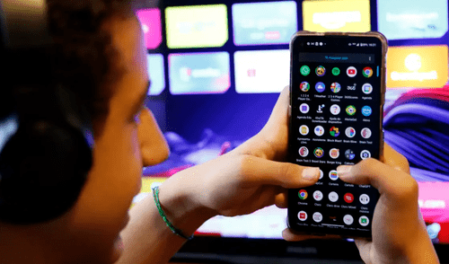 Parte de la nueva regla será que las plataformas deben controlar la exposición de contenido explícito a menores de edad.