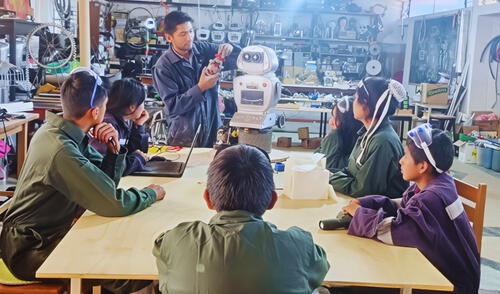 Walter Velásquez, el profesor innovador del VRAEM, comparte su pasión por la ciencia con sus estudiantes