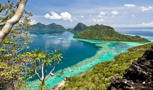 La mayor parte de la isla corresponde a Indonesia, que controla alrededor del 73 % del territorio. Foto: Difusión Esta es la única isla del mundo compartida por tres países: tiene 140 millones de años y es la tercera más grande del planeta