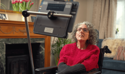 Sarah Ezekiel descubrió hace 25 años que tenía una enfermedad neurodegenerativa que podía llevarla a perder la voz.