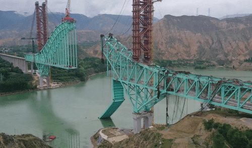 El puente de Jianzha, el más largo del planeta colapsó este viernes alrededor de las 3 de la madrugada. Foto: Difusión Puente ferroviario colapsa en China: Video muestra el momento del derrumbe que dejó 12 muertos