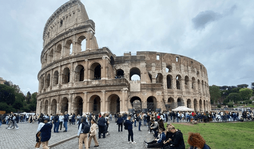 Una guía muere frente a turistas cuando dirigía una excursión por el Coliseo romano: habría sufrido golpe de calor