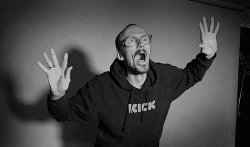 El streamer falleció mientras dormía durante una transmisión en vivo en la plataforma Kik. Foto: X Muerte de ‘streamer’ francés Raphaël Graven sería por causas médicas o toxicológicas, reveló autopsia