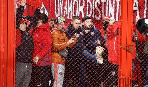 Videos en redes sociales mostraron a barristas de Independiente apaleando a hinchas de la U. de Chile. Foto: AFP