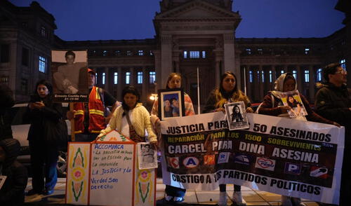 Familiares de víctimas realizaron plantón frente al Palacio de Justicia. Foto: John Reyes / La República Familiares de víctimas realizaron plantón frente al Palacio de Justicia. Foto: John Reyes / La República