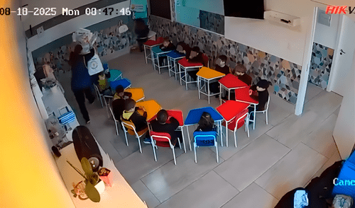 Cámaras grabaron agresión de maestra brasileña contra su menor alumno dentro de aula. Cámaras grabaron agresión de maestra brasileña contra su menor alumno dentro de aula.