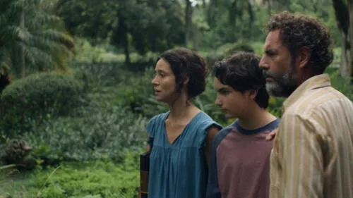 Escena con Daniela Ramírez, Varek La Rosa y Francisco Denis.