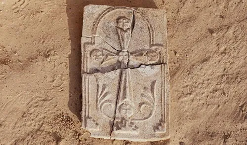 Se descubrió una cruz de estuco en un monasterio de 1400 años de antigüedad en los Emiratos Árabes Unidos. Foto: Departamento de Cultura y Turismo de Abu Dabi Se descubrió una cruz de estuco en un monasterio de 1400 años de antigüedad en los Emiratos Árabes Unidos.