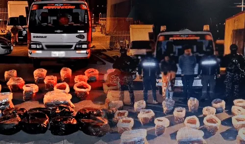 Agentes de la Policía examinan un camión retenido en la frontera norte, tras hallar material explosivo oculto en su interior.