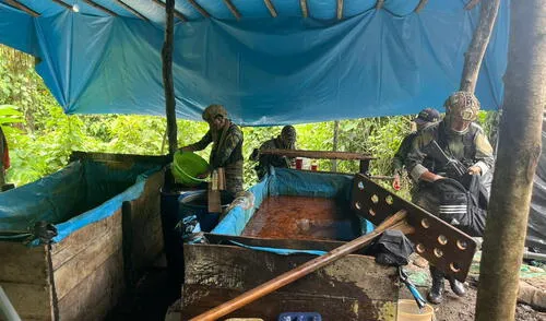 Miembros del Comando Especial Vraem incursionan en un narcolaboratorio. Foto: Mindef Miembros del Comando Especial Vraem incursionan en un narcolaboratorio. Foto: Mindef