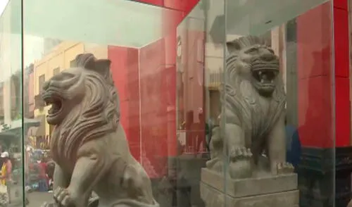 Leones de Fu protegidos bajo vitrinas tras actos de vandalismo