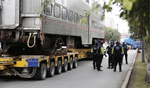 La reportera de La República tuvo que cubrir el evento desde el exterior debido a que se le prohibió el ingreso. Foto: Marco Cotrina/La República MML